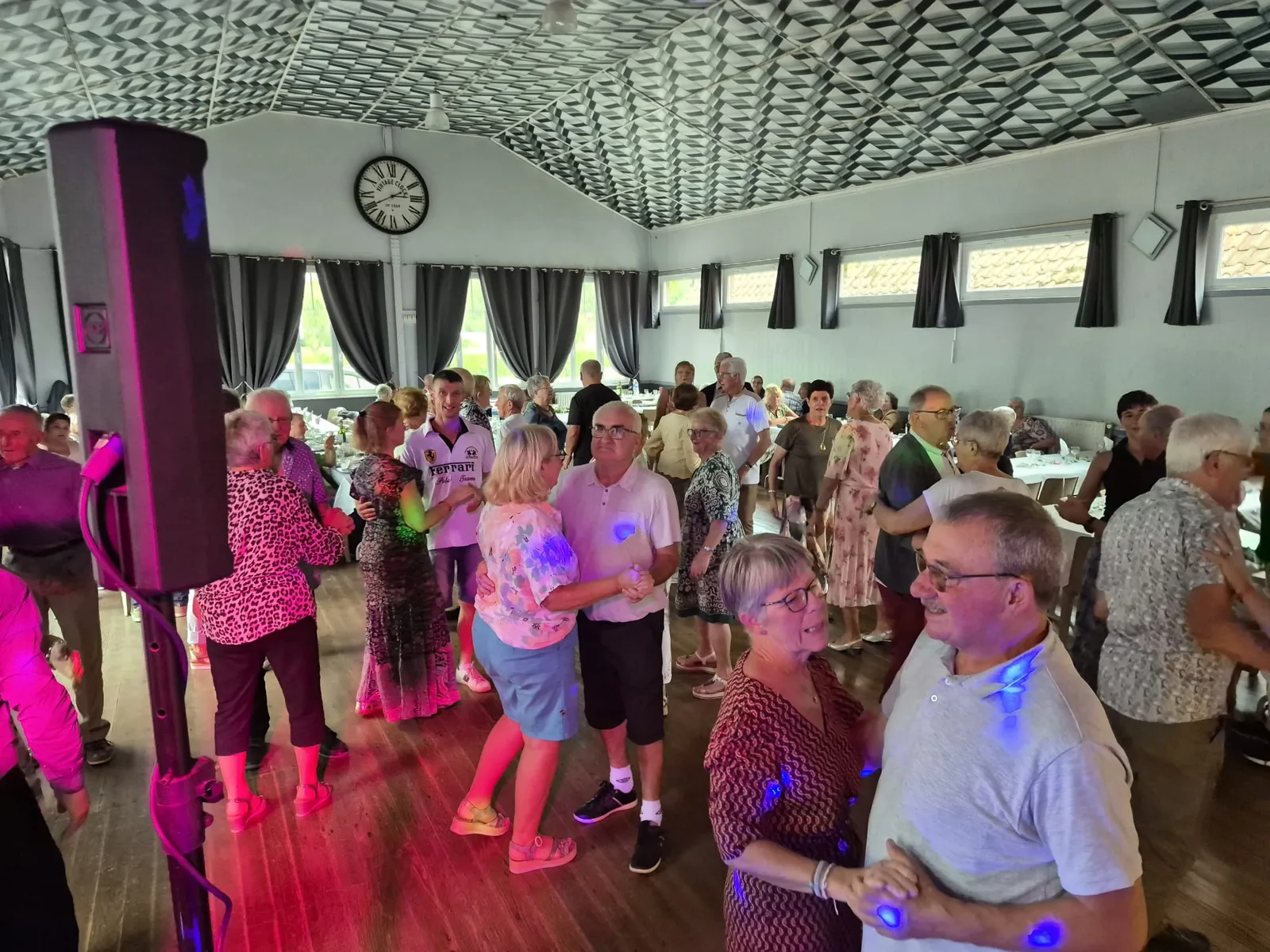 Isabelle Rogez anime une soirée dansante, le public danse